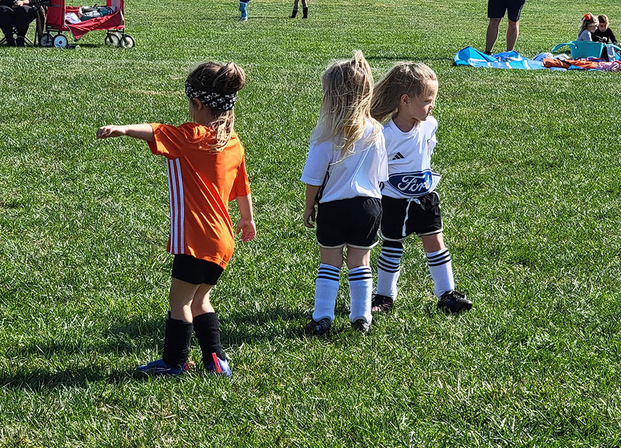 HNFC Rec U6 players preparing for a game